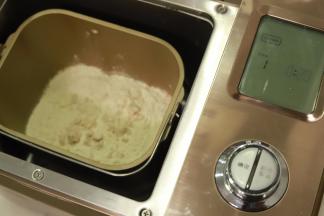 将除黄油以为的所有材料放入面包机桶内，启动和面程序，时间设置为20分钟