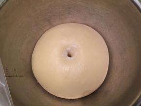 手沾面粉插入面团，不塌陷不回缩即发酵完成