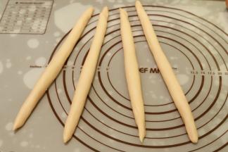 依次将面团搓成长条状，四条为一单位