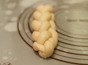 收口捏紧，尽量别压太紧