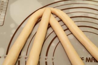 分别以2压3，4压2，1压3的顺序编好四股辫子