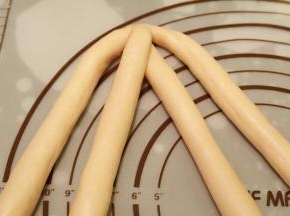 分别以2压3，4压2，1压3的顺序编好四股辫子