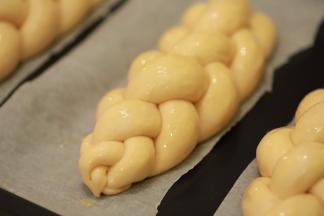 将发酵好的面包胚刷上蛋液