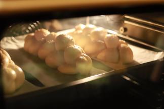 注意观察面包胚，上色了盖上锡纸