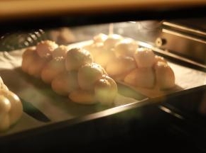 注意观察面包胚，上色了盖上锡纸