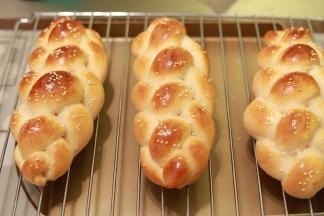 出炉马脱模，放晾架上放至手温后密封保存