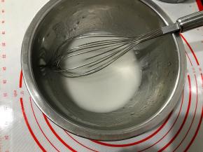 盆中放入玉米油和牛奶搅拌至乳化。