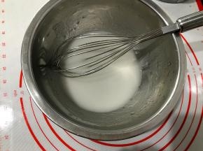 盆中放入玉米油和牛奶搅拌至乳化。