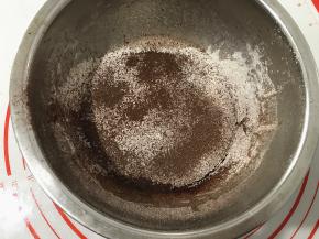 筛入蛋糕粉和可可粉。