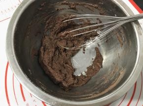 用手动打蛋器Z字形来回搅拌至没有干粉。