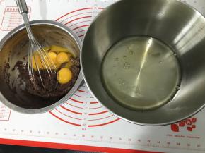 分离蛋清和蛋黄。蛋清放冷藏室备用，蛋黄放入蛋糕液中，Z字形来回搅拌至细滑没有面粉颗粒。