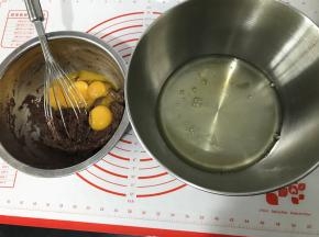 分离蛋清和蛋黄。蛋清放冷藏室备用，蛋黄放入蛋糕液中，Z字形来回搅拌至细滑没有面粉颗粒。
