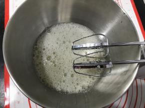 冰箱取出冷藏的蛋清，蛋白先低速打到成大粗泡放入三分之一份糖。