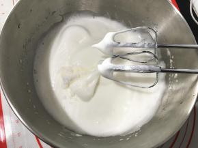 中速打至蛋白细腻的时候，再次加入三分之一份糖，并上火130度，下火110度预热烤箱。