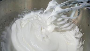 继续中速打发蛋白，出现纹路时加入最后一份糖，最后中速打至湿性成大弯钩的状态就可以了。