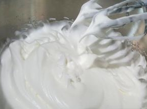 继续中速打发蛋白，出现纹路时加入最后一份糖，最后中速打至湿性成大弯钩的状态就可以了。