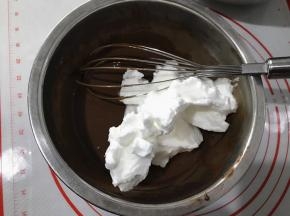 取三分之一蛋白加入蛋黄糊中。