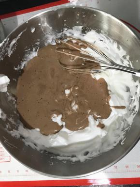 把搅拌好的蛋糕糊倒入剩余的蛋白中。