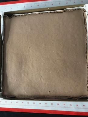 烤好的蛋糕体取出，在桌上轻震一下。