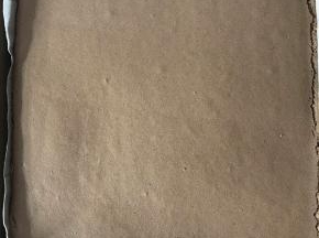 烤好的蛋糕体取出，在桌上轻震一下。