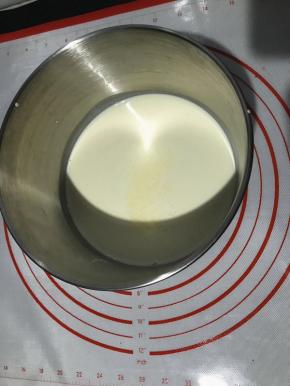 淡奶油300克放入无油无水的容器里，加入25克糖粉，2克盐，低速打发至7分发。