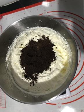 加入30克奥利奥碎。