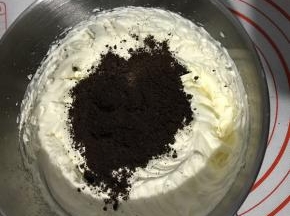 加入30克奥利奥碎。