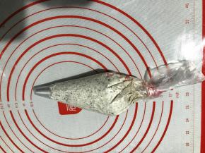 取适量咸奶油装入裱花袋。