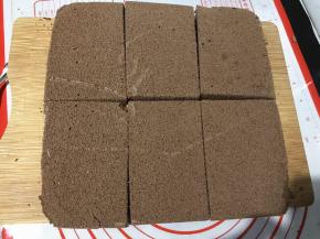 凉透的蛋糕体按盒子大小切好（盒子是709lm的正好可以做三盒）。