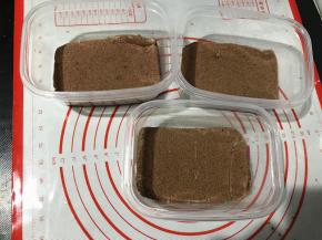 709ml盒子里放入蛋糕片。