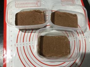 709ml盒子里放入蛋糕片。