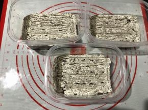 蛋糕上挤上一层咸奶油。