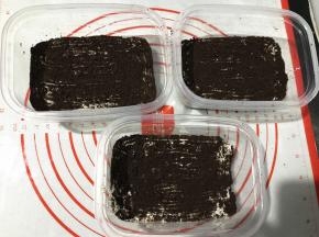 撒一层奥利奥饼干碎。