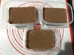 在接着一层蛋糕片。