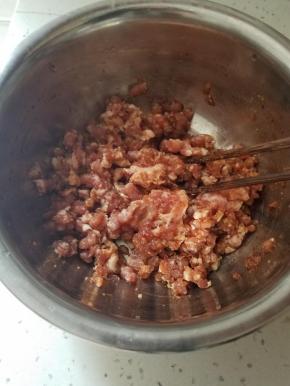 猪肉提前用酱油腌渍至少半小时。