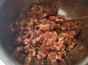 猪肉提前用酱油腌渍至少半小时。