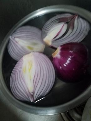 洋葱去皮切块用冷水浸泡一会。