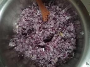 然后把洋葱切碎，有切碎机可以直接用机器切碎。