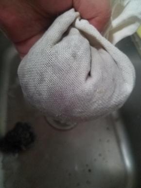 然后用一块纱布捏出水分。