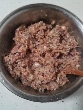 然后把洋葱加入肉馅内，拌匀备用。