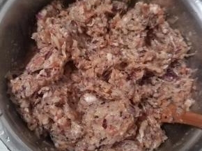 然后把洋葱加入肉馅内，拌匀备用。