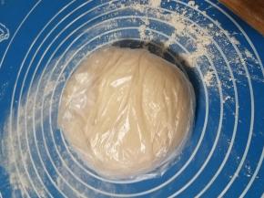 把面粉跟水和成一块光滑的面团，然后用一个保鲜袋包好，梳理半小时。