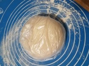 把面粉跟水和成一块光滑的面团，然后用一个保鲜袋包好，梳理半小时。