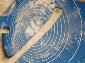 把面团搓成长条状。