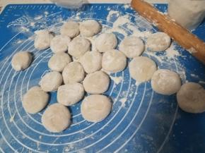 掐成均匀的小块压扁。