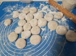 掐成均匀的小块压扁。