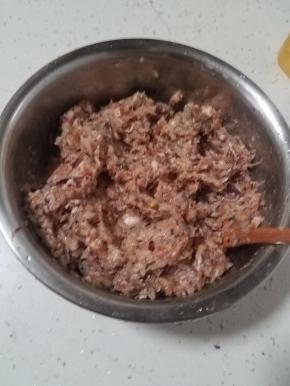 这个时候把拌匀的肉馅加适量的盐跟一大勺植物油，再次搅拌均匀。