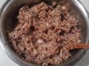 这个时候把拌匀的肉馅加适量的盐跟一大勺植物油，再次搅拌均匀。