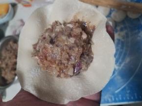 放上一块肉馅。