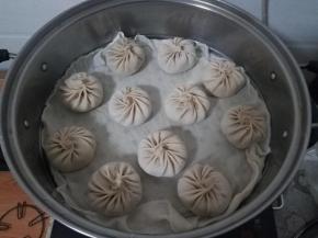 依次包好全部包子后装锅，记得每个包子之间要留空隙，锅底留水。